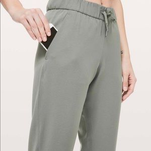 Lululemon On the Fly 7/8 Pant *Woven
Grey Sage size 4
